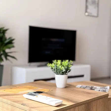 Modern 1br With Free Street Parking And Free Gym Pass 5-min Drive From Centre דירה