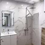 Modern 1br With Free Street Parking And Free Gym Pass 5-min Drive From Centre *
