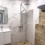 Modern 1br With Free Street Parking And Free Gym Pass 5-min Drive From Centre *