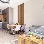 Modern 1br With Free Street Parking And Free Gym Pass 5-min Drive From Centre *