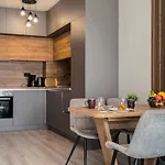 Modern 1br With Free Street Parking And Free Gym Pass 5-min Drive From Centre *