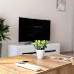 Modern 1br With Free Street Parking And Free Gym Pass 5-min Drive From Centre Apartment