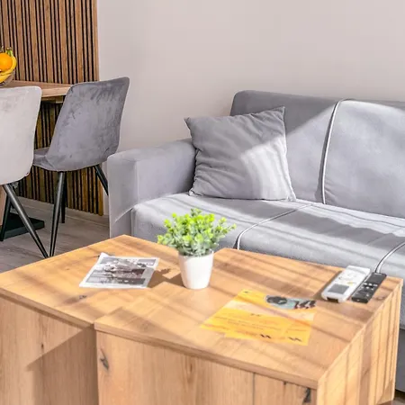 Modern 1br With Free Street Parking And Free Gym Pass 5-min Drive From Centre بلوفديف